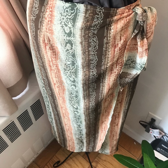 Patterned Wrap Skirt - Picture 2 of 4